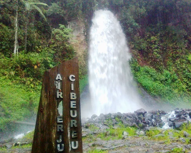 air terjun curug cibeureum